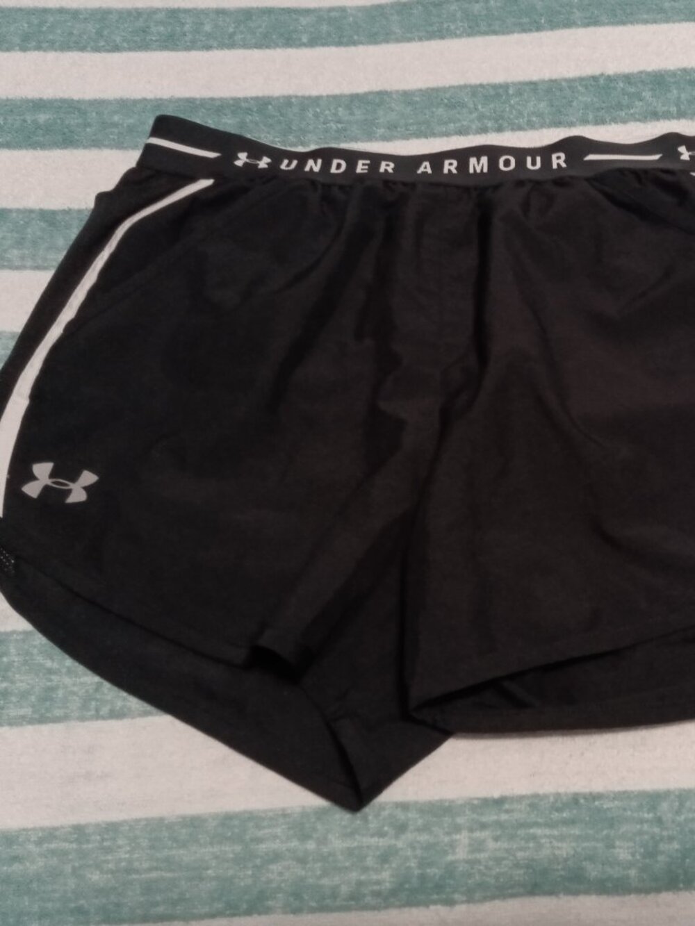 NWOT UNDER ARMOUR "HEATGEAR" BLACK SHORTS, SIZE "XL"